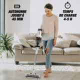 Upright vacuum cleaner with charging and cleaning station